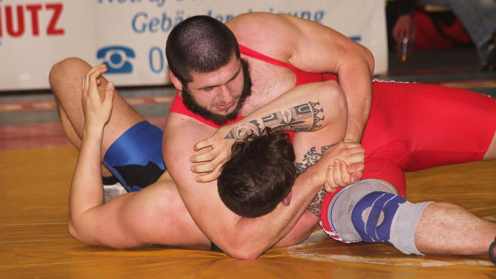 Ruslan Grigoryan (130 kg/Freistil, rotes Trikot) legt den Magdeburger Kevin Lohr auf die Schulter.