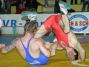 Im Freistil bis 84 kg drehte Norman Pickut seinen Gegner Dominic Förster schwindelig.