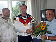 Norbert Görig und LSC - Präsident Ulrich Engelmann gratulierten dem Veteranenweltmeister