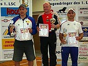 Physiotherapeut Jens Petzold nimmt für die BRD - Auswahl den Pokal für den Sieg in der Team - Wertung entgegen.