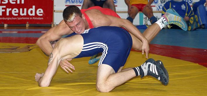In der Klasse bis 74kg Freistil sicherte sich Lennard Wickel gegen Dennis Mehlhorn einen 11:0 Punktsieg.