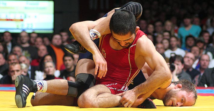 Krasimir Krastanov (55 kg/FR, rotes Trikot) sorgte mit einem 3:2-Erfolg über den Bronzemedaillengewinner der EM 2010, Marcel Ewald für einen stimmunsvollen Auftakt des Final-Hinkampfes in der Frankenstolz-Arena Aschaffenburg, vor über 4000 begeisterten Zu