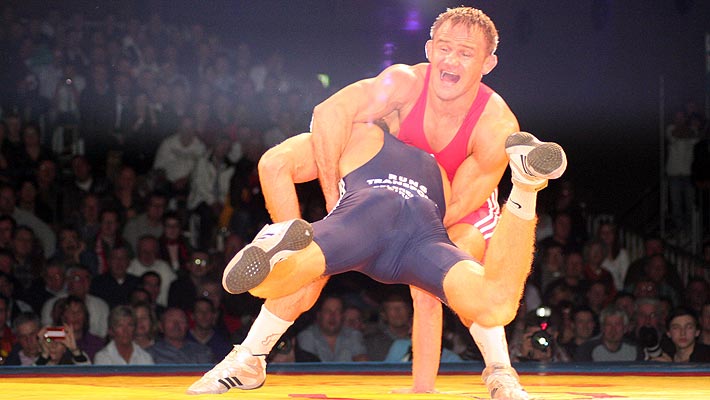 Adam Juretzko (74 kg/GR - rotes Trikot, SVG Weingarten) glänzt mit einem Ausheber gegen Benjamin Stange.