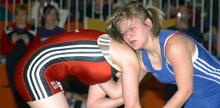 Nach einer Serie von Schultersiegen erkämpfte sich Katrin Henke (blau) in Dormagen den 3. Platz.