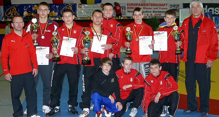 Die erfolgreiche Mannschaft des Leistungsstützpunktes Luckenwalde. (knieend v l): Marcus Kuballa, Alexander Röll, Daniel Sartakov (stehend v l): Trainer Heiko Röll, Ilja Litvinov, Aslan Mahmudov, Norman Mahmudov, Marcel Böhme, William Stier, Brian Bliefne