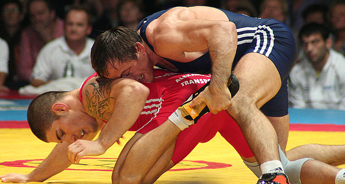 Anatoli Guidea (66 kg/FR - blaues Trikot) sorgte mit einem Schultersieg über Saba Bolaghi für die entgültige Entscheidung zu Gunsten des Titelverteidigers SV Weingarten. Noch vor einem Jahr glänzte Bolaghi an gleicher Stelle mit einem Siegwurf gegen Prizreni.