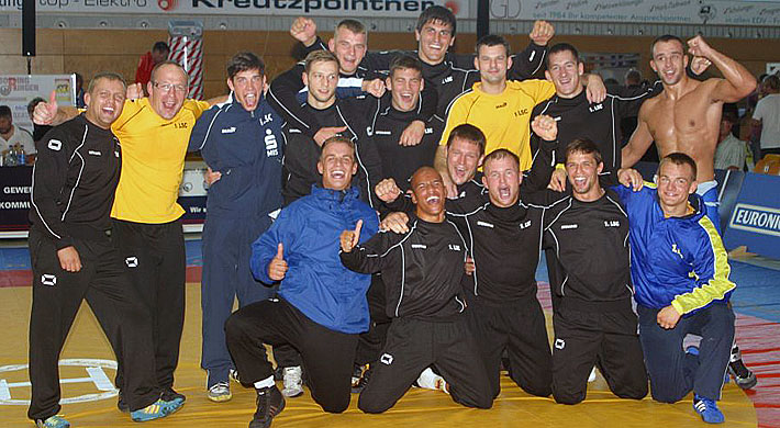 Das Team des 1. Luckenwalder SC gewann überraschend knapp in Burghausen und die Freude war sehr groß.
