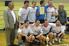 Die Mannschaft gewinnt das Fußballturnier des LSC-Fanclubs.