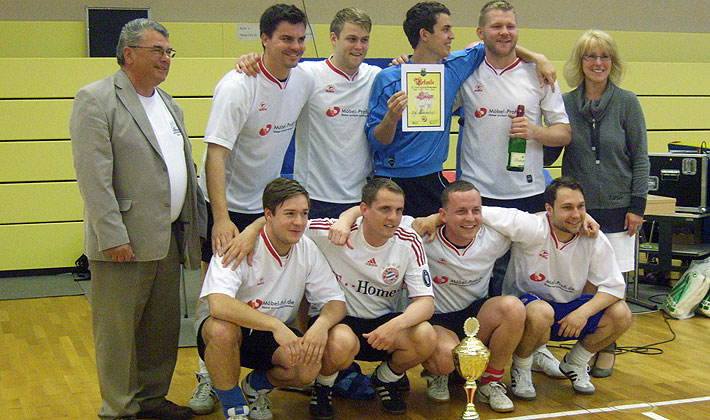 Die Mannschaft gewinnt das Fußballturnier des LSC-Fanclubs.