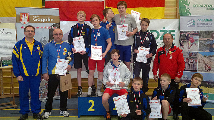 Luckenwalder Jugend-Ringer mit Jugendleiter Michael Stärk, Trainer Mario Schmiedeck (von links) und Geschäftsführer Reinhard Mehlhorn (rechts).