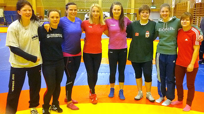 von Links: Peggy Kenn, Ida Babulfath, Lotta Andersson, Sofia Mattson (Europameisterin 2013 55 kg), Ida Mattson, Anne Schöneck, Laura Hinsche, Katrin Henke