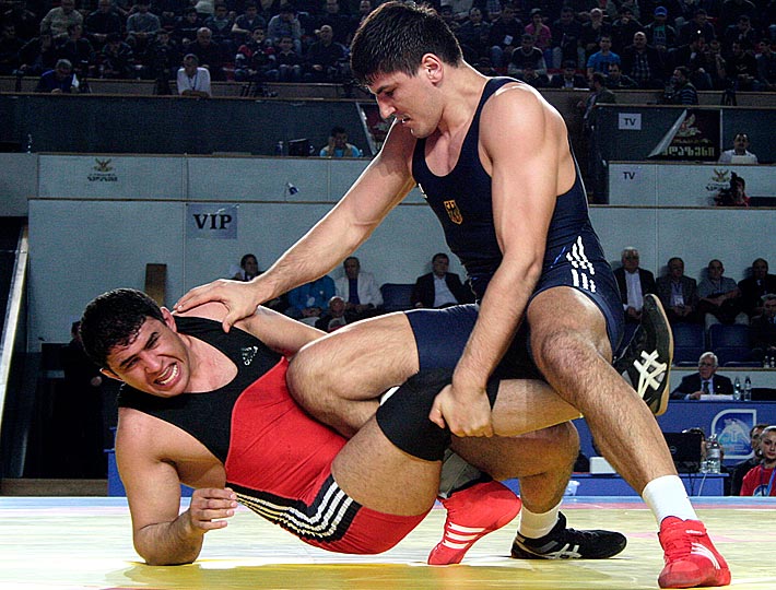 Nick Matuhin unterliegt im Kampf um Bronze gegen den Lokalmatadoren Geno Petriashwili.