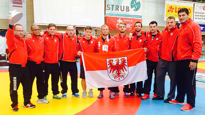 LSC-Team: Trainer Heiko Röll (links), Emanuel Krause, Michél Schneider, Trainer Andreas Zabel, Franco Büttner, Martin Obst, Lennard Wickel, Felix Menzel, Physio Jesko Schröter, Robert Glor und Nick Matuhin.