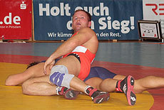 Martin Obst besiegt im Finale den Altroutinier Andrij Shyyka vom KSV Köllerbach auf Schultern und wird Deutscher Meister.