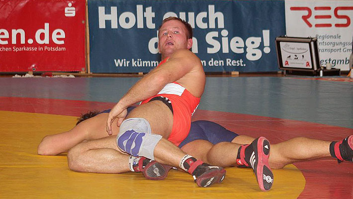 Martin Obst besiegt im Finale den Altroutinier Andrij Shyyka vom KSV Köllerbach auf Schultern und wird Deutscher Meister.
