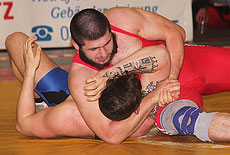 Ruslan Grigoryan (130 kg/Freistil, rotes Trikot) legt den Magdeburger Kevin Lohr auf die Schulter.