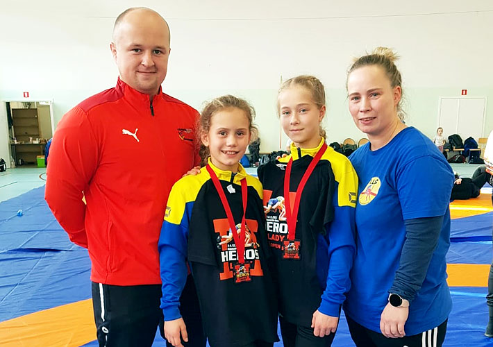 Trainer Steven Müller, Ringerinnen Emma Grüßner, Nelly Zierenberg und Trainerin Annika Grüßner waren mit Gold und Bronze erfolgreich beim Turnier in Polen.