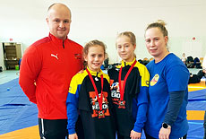 Trainer Steven Müller, Ringerinnen Emma Grüßner, Nelly Zierenberg und Trainerin Annika Grüßner waren mit Gold und Bronze erfolgreich beim Turnier in Polen.