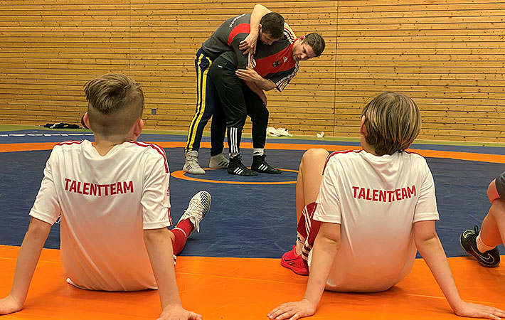 Felix Menzel und  Michel Schneider leiteten beim Talentteam von Union Berlin ein Ringertraining.