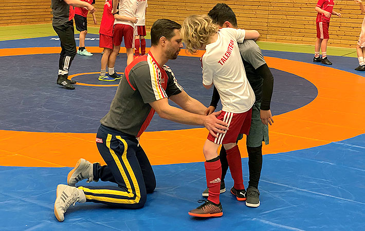 Felix Menzel und  Michel Schneider leiteten beim Talentteam von Union Berlin ein Ringertraining.