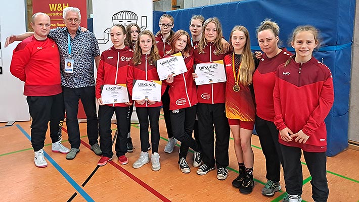 Die stolzen Ringerinnen des Luckenwalder Teams feiern gemeinsam den errungenen deutschen Meistertitel von Nelly Zierenberg bei den Deutschen Meisterschaften der U14 und U17.