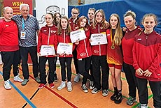 Die stolzen Ringerinnen des Luckenwalder Teams feiern gemeinsam den errungenen deutschen Meistertitel von Nelly Zierenberg bei den Deutschen Meisterschaften der U14 und U17.