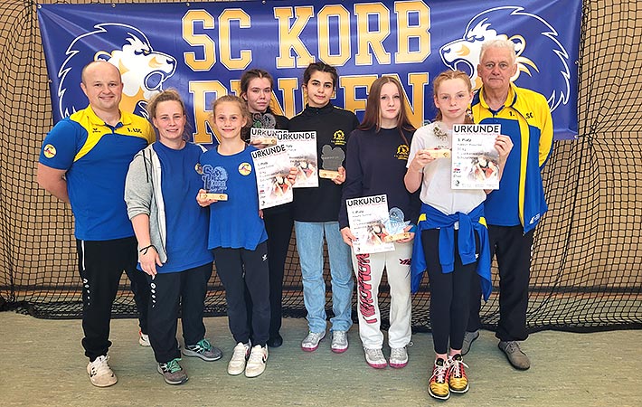 Stolz und glücklich - die Luckenwalder Ringermädels zeigen ihre Medaillen nach einem erfolgreichen Wettkampf in Korb.