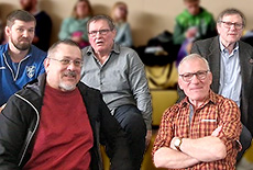 Die ehemaligen Ringerlegenden Roland Dudziak, Hans-Peter Franz (vordere Reihe), Harald Büttner und Roland Gehrke (hintere Reihe von rechts) haben mit ihrer Anwesenheit dem Event Glanz verliehen.